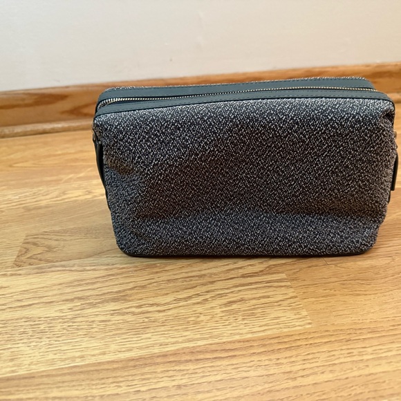 WANT Les Essentiels Gray Toiletry Bag - Picture 2 of 7